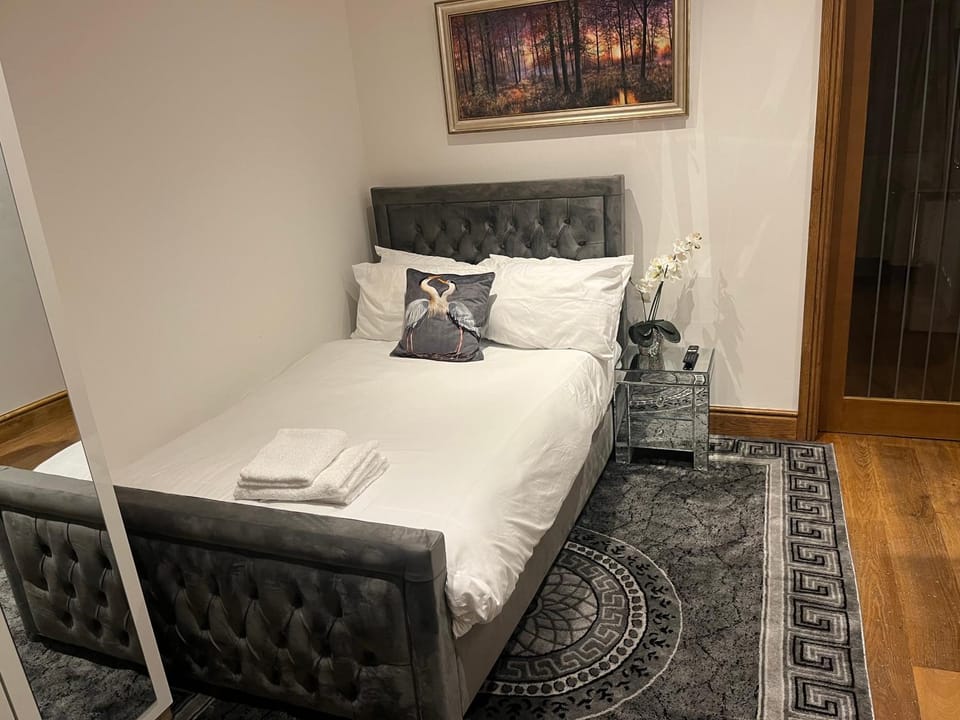 TJ Homes - Luxury Studio Suite with Garden View - Next to tube station London Bed and Breakfast in Pinner