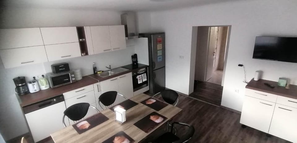 Restaurant/places to eat, TV and multimedia, Kitchen or kitchenette, Dining area, Breakfast, minibar, oven, pet friendly, stove