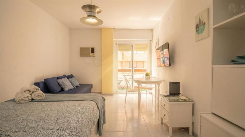 Bed, TV and multimedia, Living room, Photo of the whole room