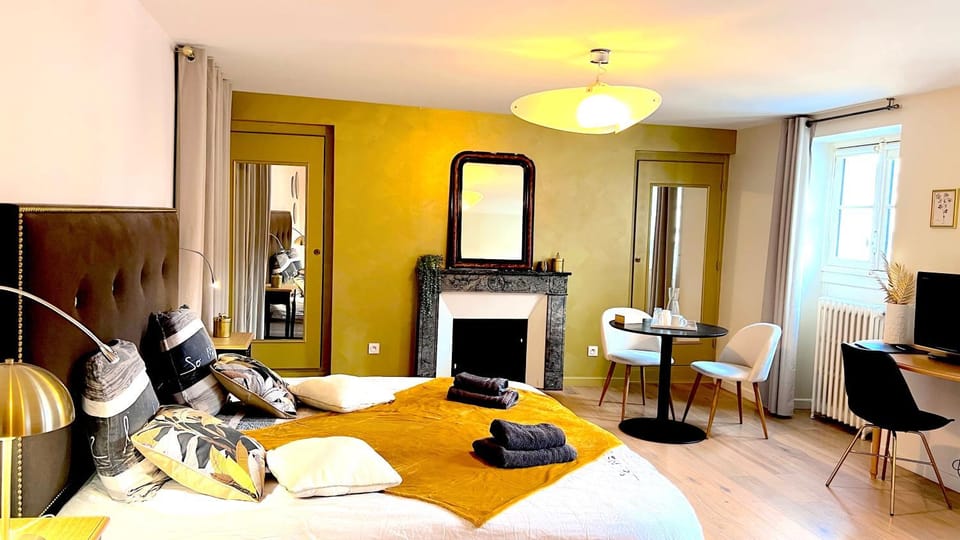 Bed, TV and multimedia, Living room, Photo of the whole room, Seating area, Bedroom
