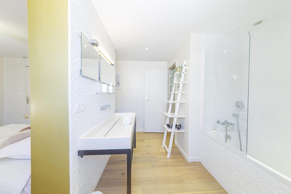 Bathroom, towels
