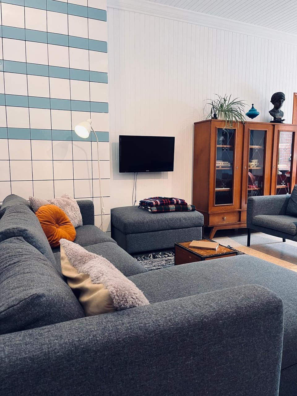 TV and multimedia, Living room, Seating area, Evening entertainment