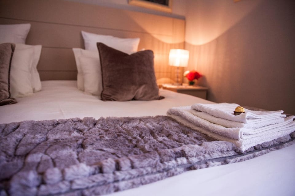 Bed, towels