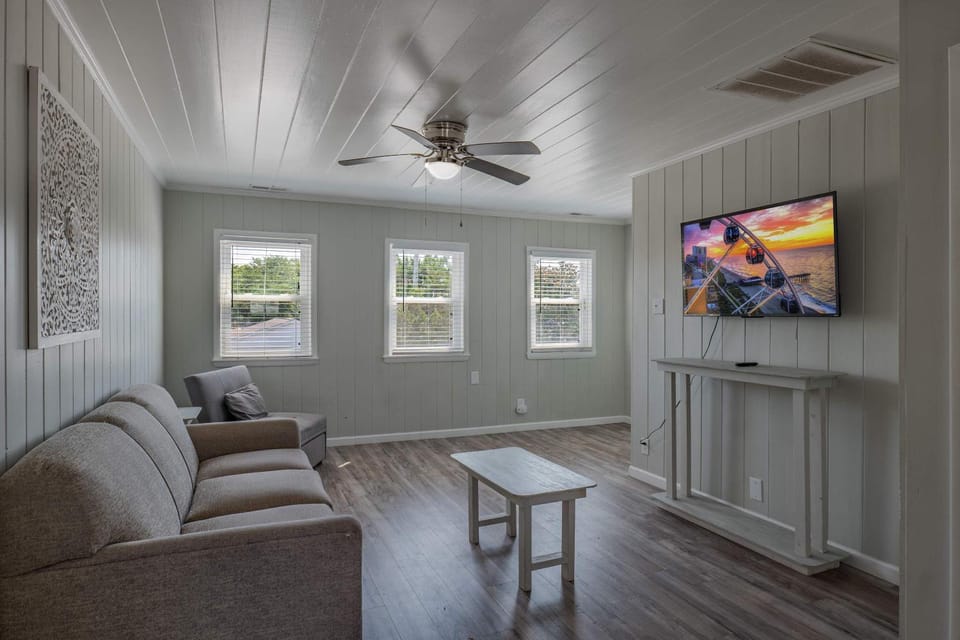 Immaculate Home With Putting Green and Private Pool! Pet Friendly 6 Bedroom- 4 Bath Duplex A&B House in North Myrtle Beach