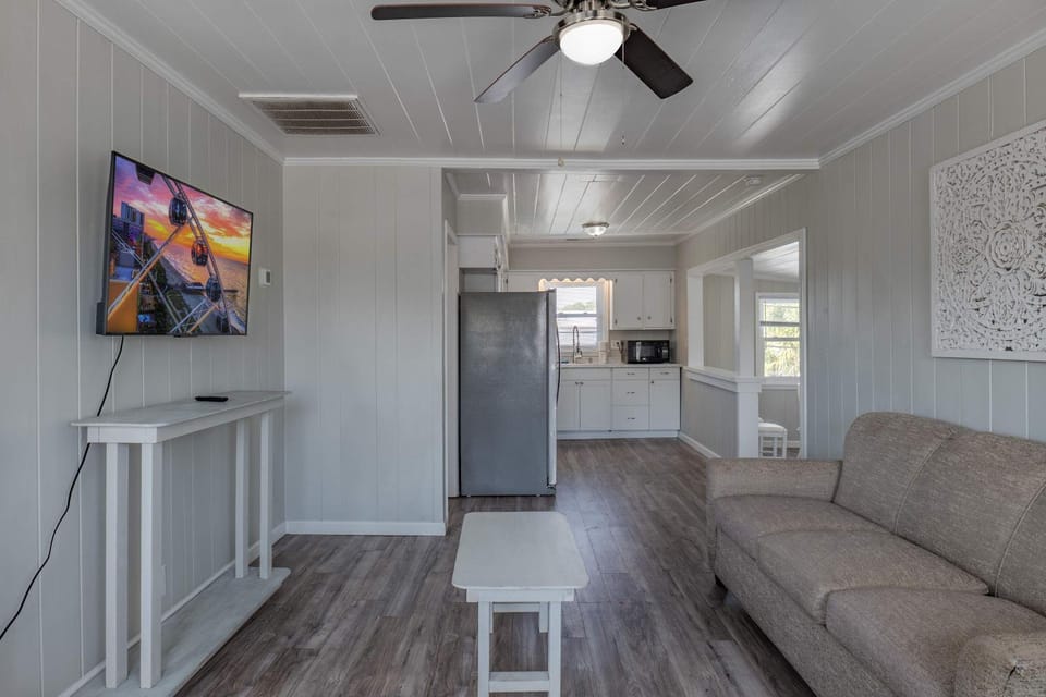 Immaculate Home With Putting Green and Private Pool! Pet Friendly 6 Bedroom- 4 Bath Duplex A&B House in North Myrtle Beach