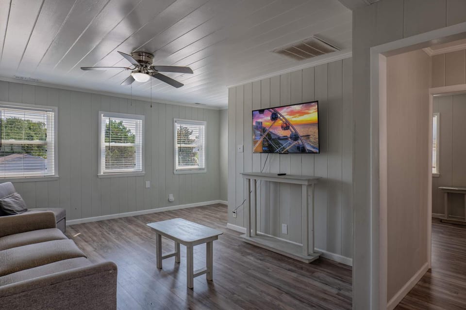Immaculate Home With Putting Green and Private Pool! Pet Friendly 6 Bedroom- 4 Bath Duplex A&B House in North Myrtle Beach