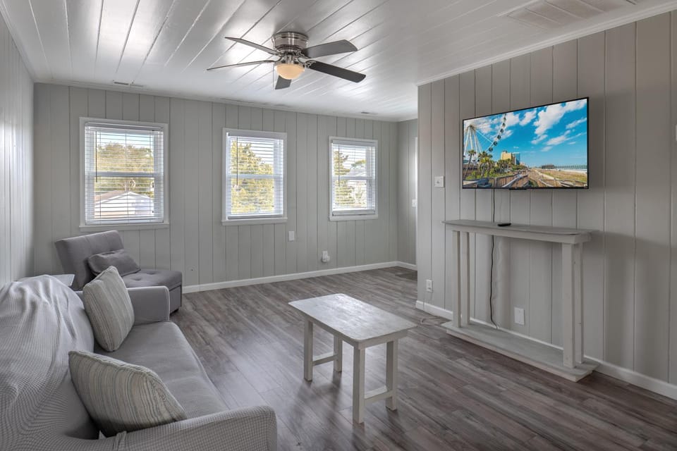 Immaculate Upper Level Apartment With Putting Green and Pool! Pet Friendly 3 Bedroom - 2 Bath Unit B Apartment in North Myrtle Beach