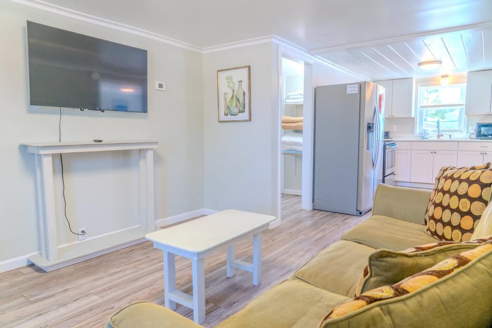 Immaculate Lower Level Apartment With Putting Green and Pool! Pet Friendly! 3 Bedroom- 2 Bath Unit A Apartment in North Myrtle Beach