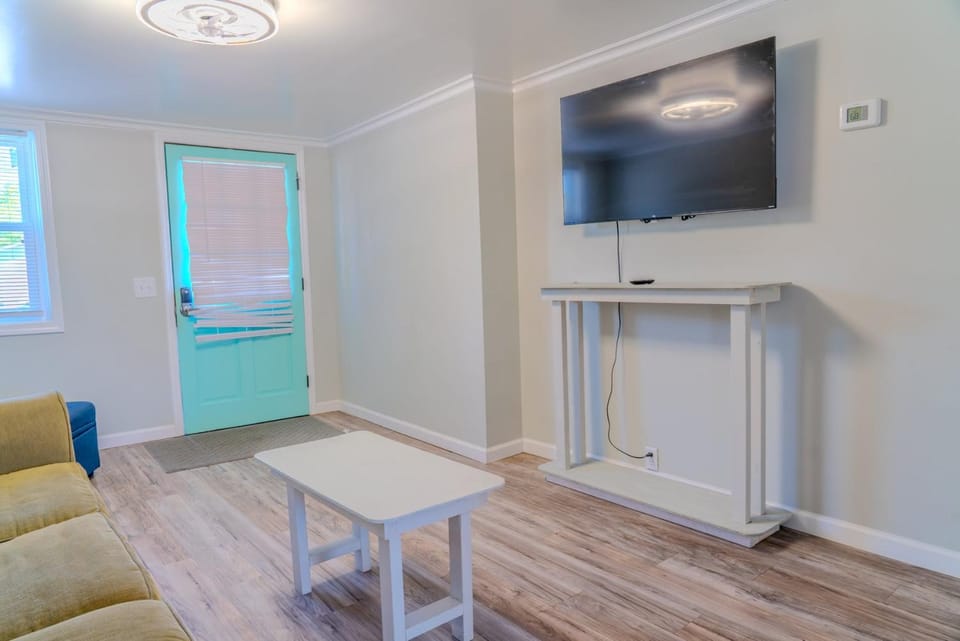 Immaculate Lower Level Apartment With Putting Green and Pool! Pet Friendly! 3 Bedroom- 2 Bath Unit A Apartment in North Myrtle Beach