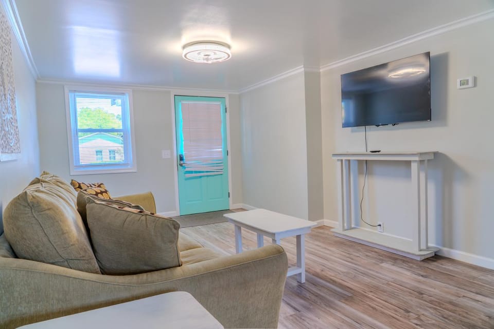 Immaculate Lower Level Apartment With Putting Green and Pool! Pet Friendly! 3 Bedroom- 2 Bath Unit A Apartment in North Myrtle Beach