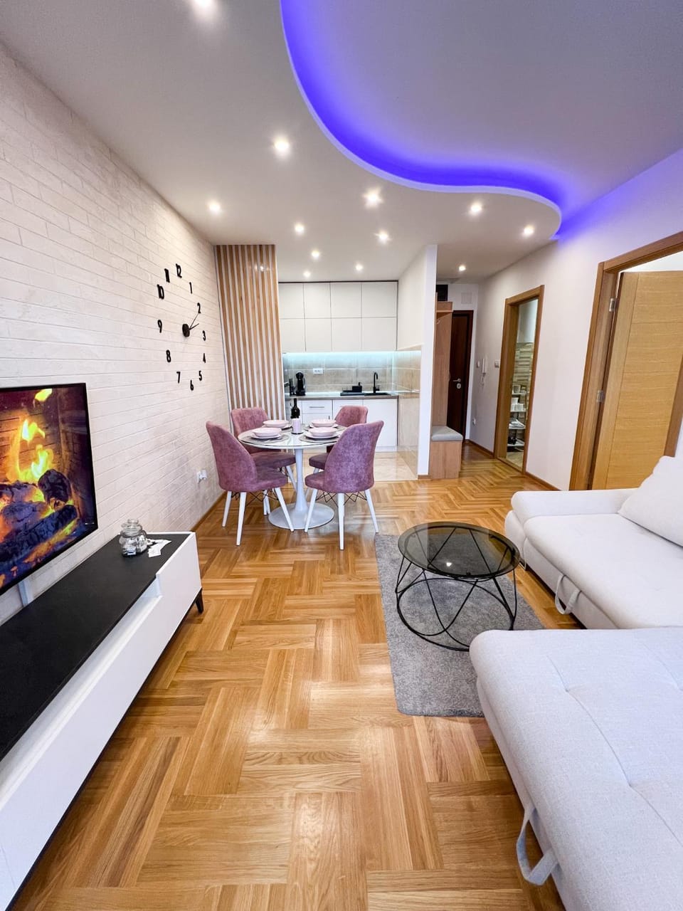 TV and multimedia, Kitchen or kitchenette, Living room, Seating area, Dining area
