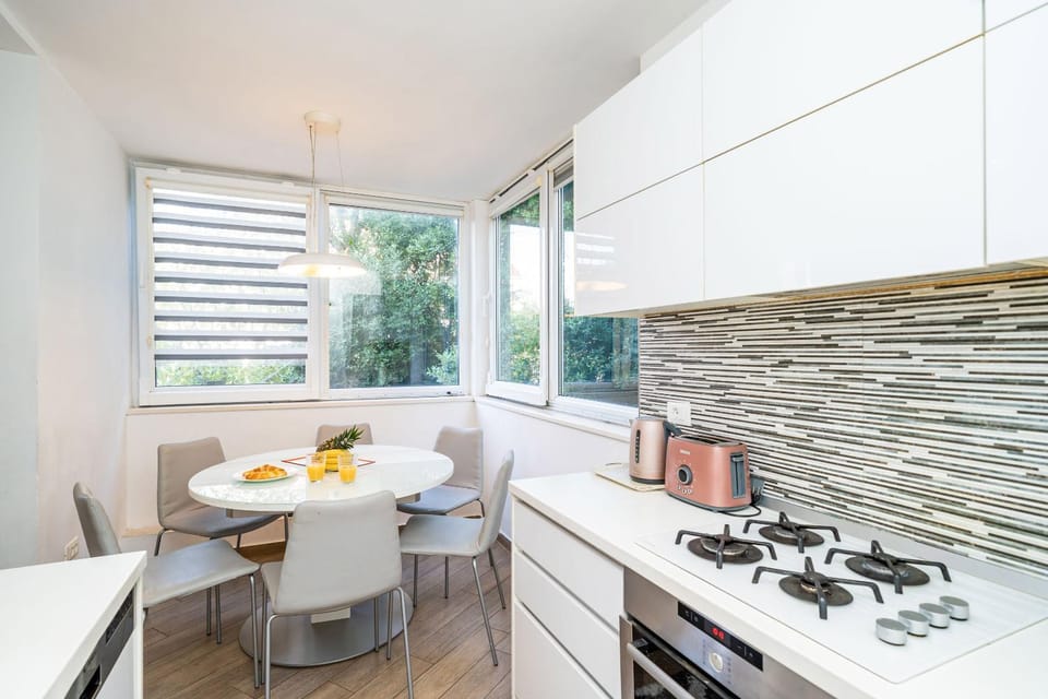 Kitchen or kitchenette, Food and drinks, Dining area, Food, minibar, pet friendly, stove