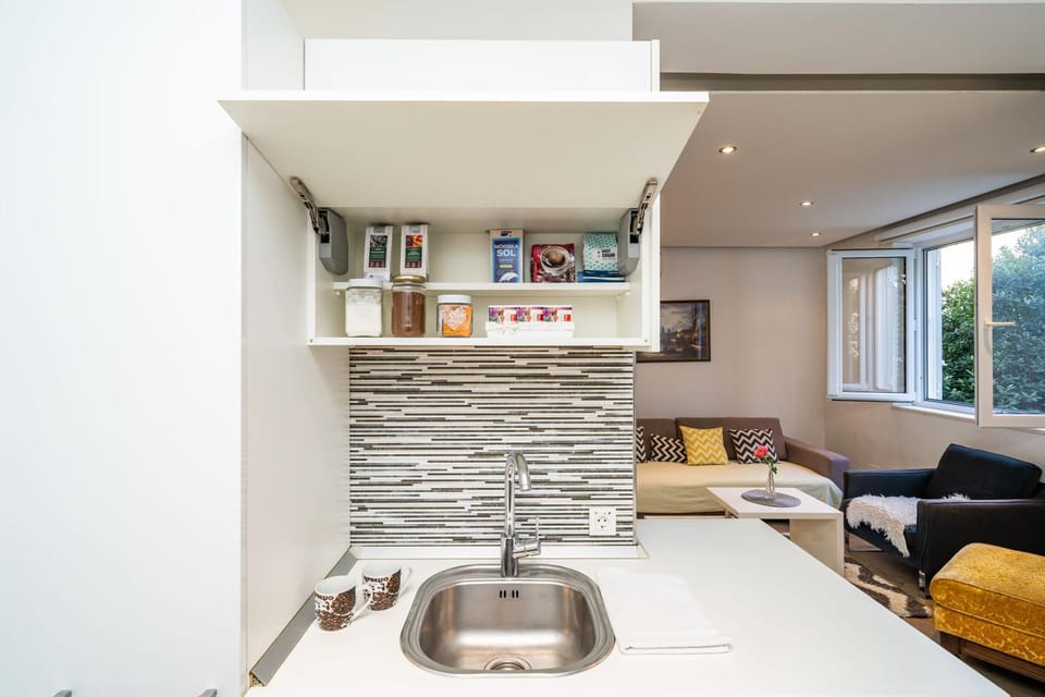 Kitchen or kitchenette, Seating area, Dining area