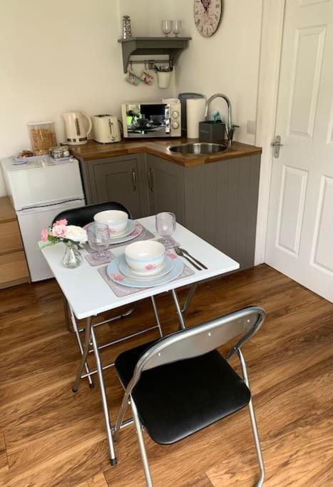 Coffee/tea facilities, Kitchen or kitchenette, Dining area, minibar, toaster