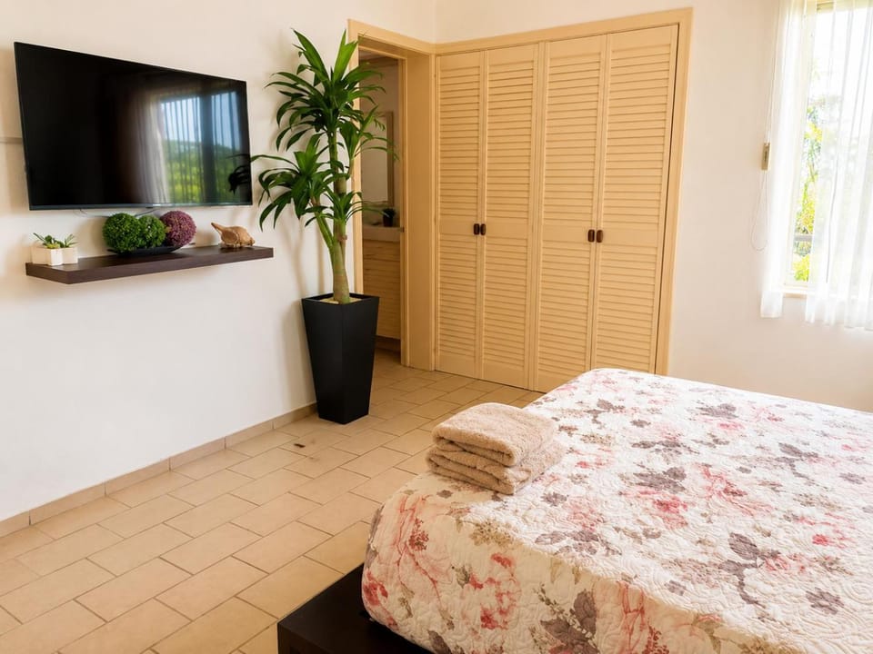 Bed, TV and multimedia, Photo of the whole room, Bedroom, wardrobe