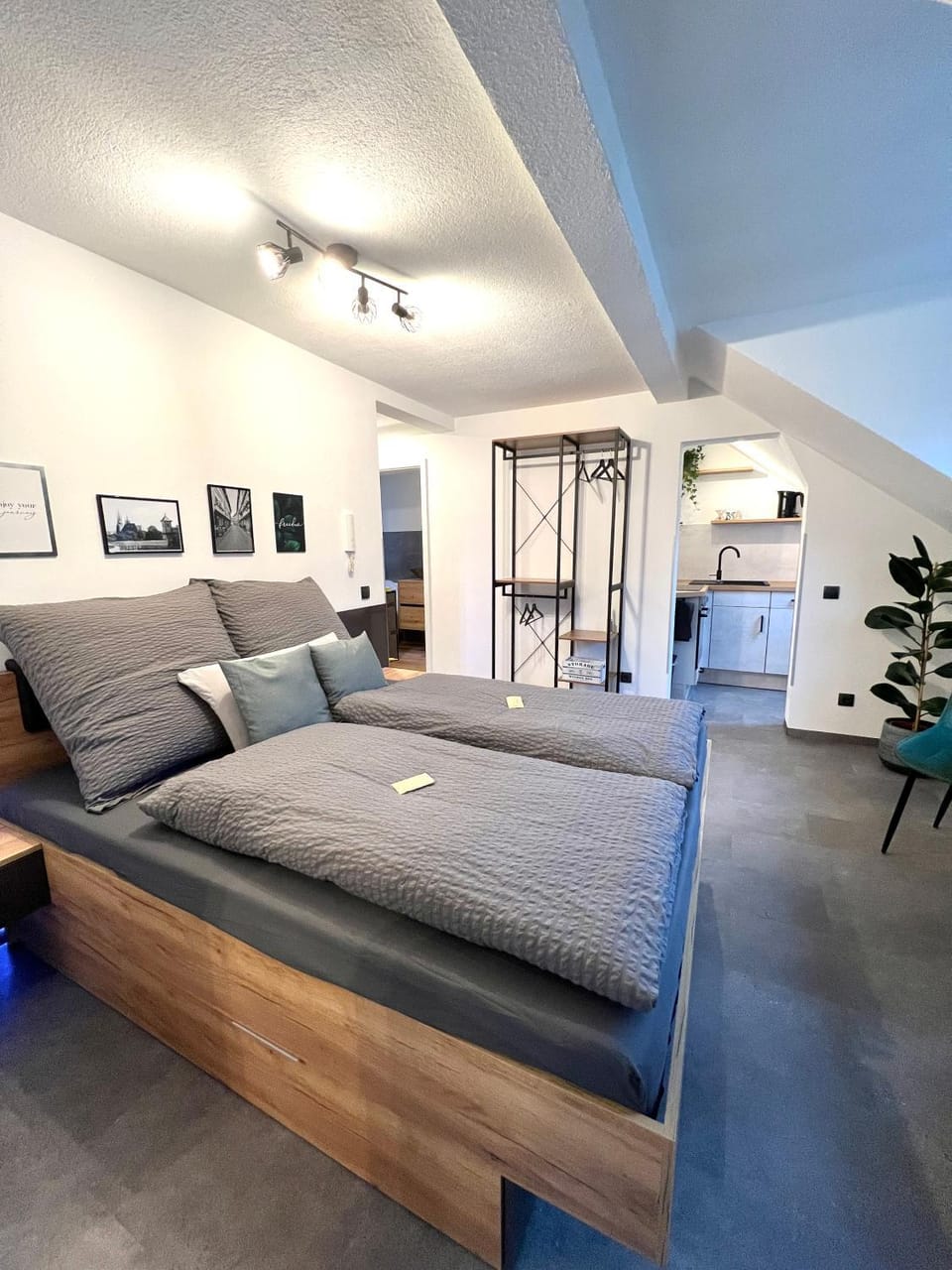 Bed, Photo of the whole room, Seating area