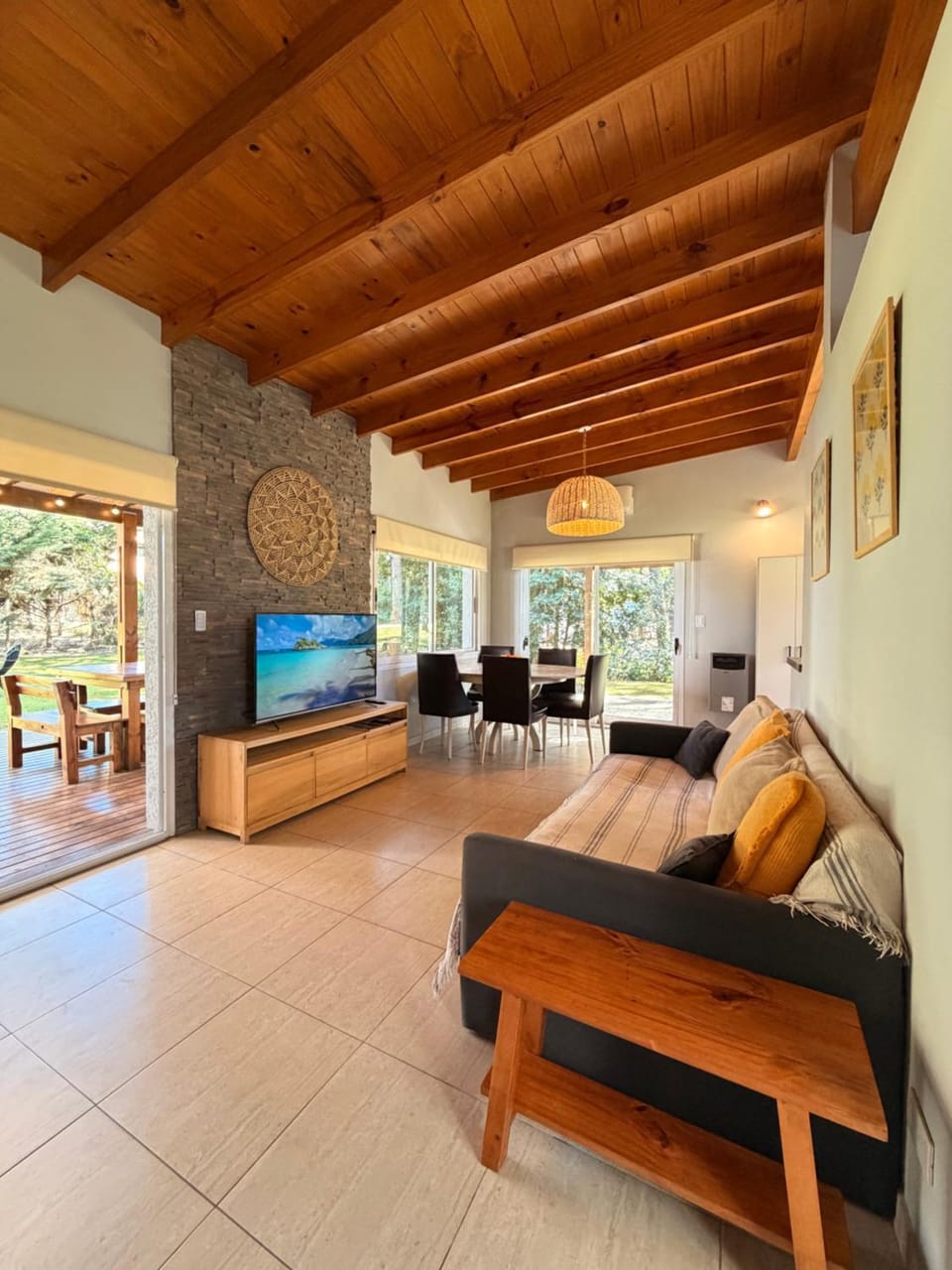 Communal lounge/ TV room, TV and multimedia, Living room, Seating area, Dining area
