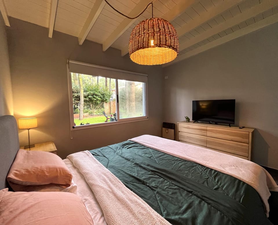 Bed, TV and multimedia, Photo of the whole room, Bedroom