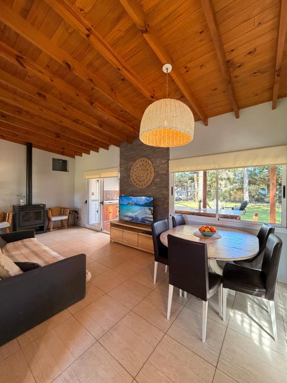 TV and multimedia, Kitchen or kitchenette, Living room, Seating area, Dining area