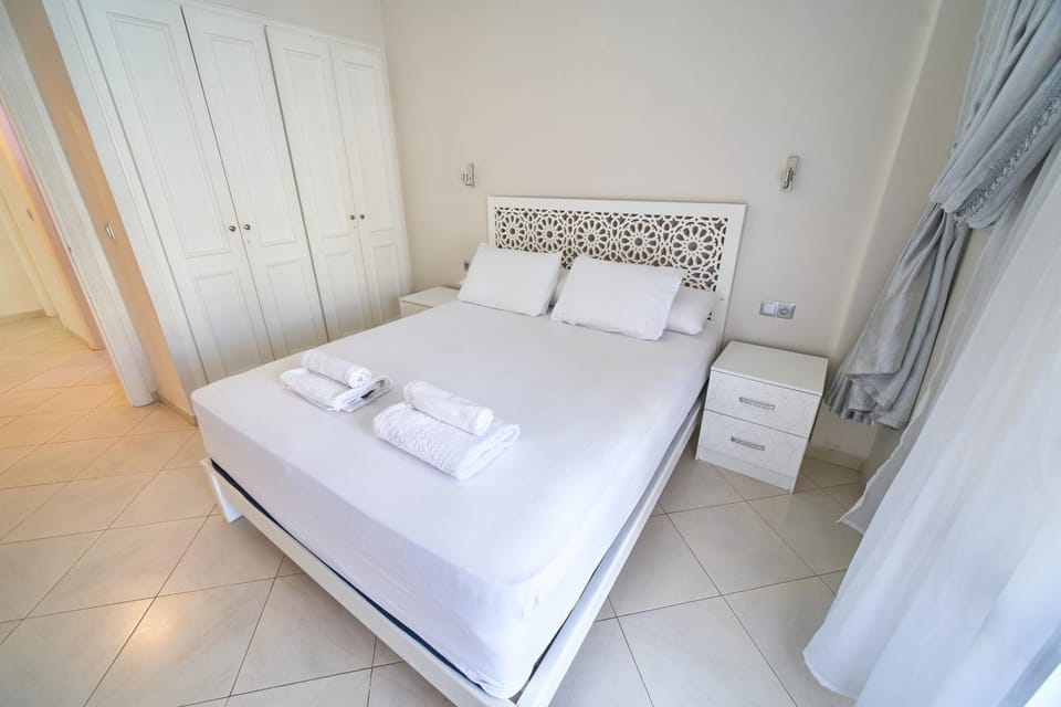 Bed, Photo of the whole room, Bedroom, towels