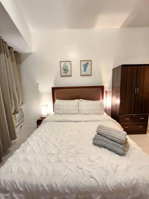 Modern Hotel-type Studio near Greenbelt Netflix 100mbps Apartment in Pasay