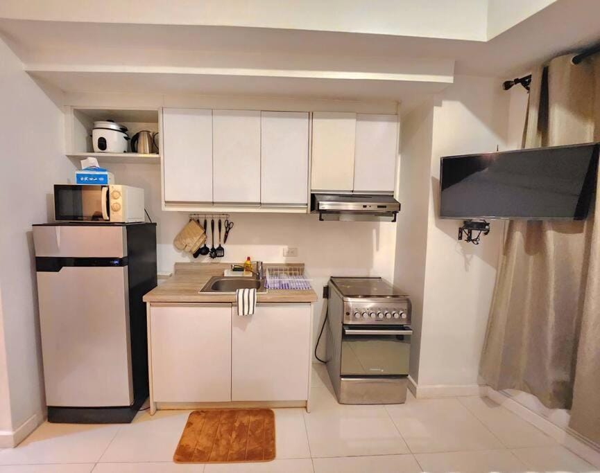 Modern Hotel-type Studio near Greenbelt Netflix 100mbps Apartment in Pasay
