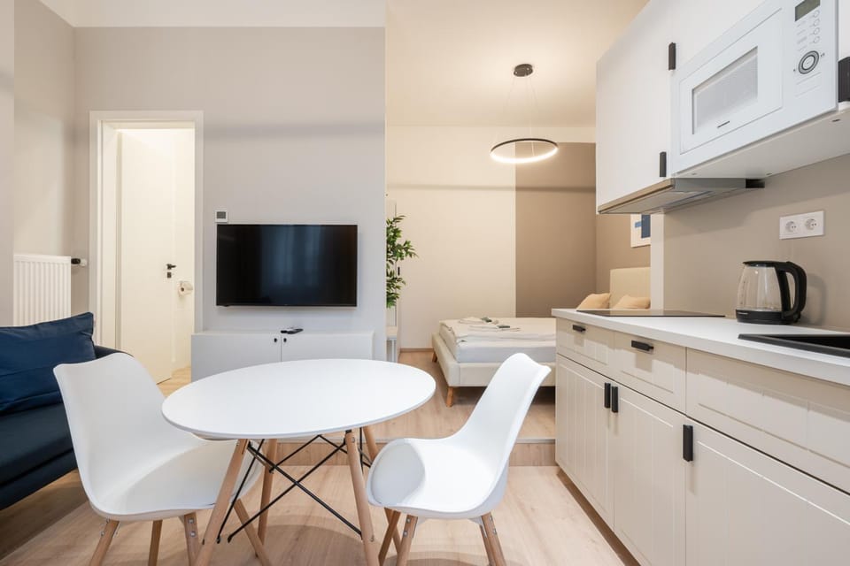 TV and multimedia, Kitchen or kitchenette, Living room, Dining area, stove