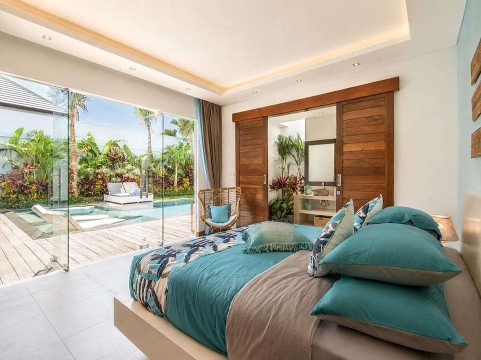 Luxury 5BR Villa, Steps to Beach, Designer Chic Villa in Kuta