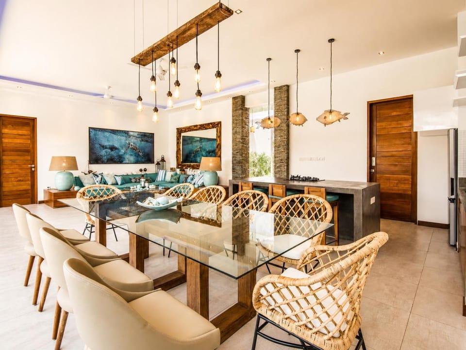 5BR Designer Villa, Walk to Beach, Luxury Leisure Villa in Kuta