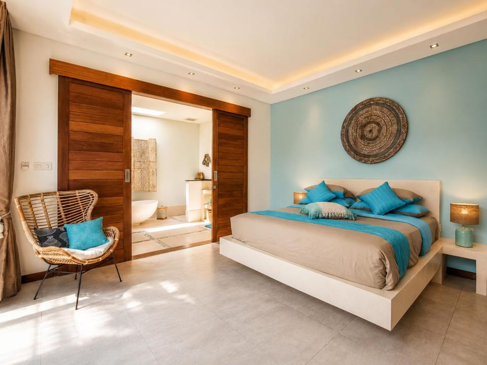 5BR Designer Villa, Walk to Beach, Luxury Leisure Villa in Kuta