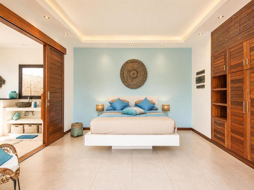 5BR Designer Villa, Walk to Beach, Luxury Leisure Villa in Kuta