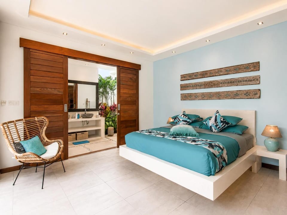 5BR Designer Villa, Walk to Beach, Luxury Leisure Villa in Kuta