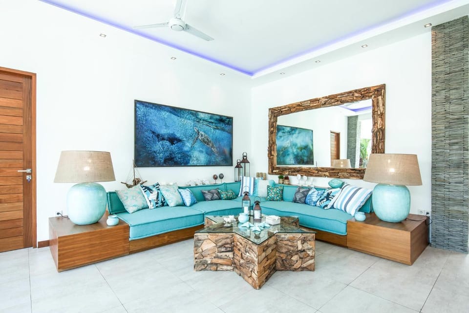 5BR Designer Villa, Walk to Beach, Luxury Living Villa in Kuta