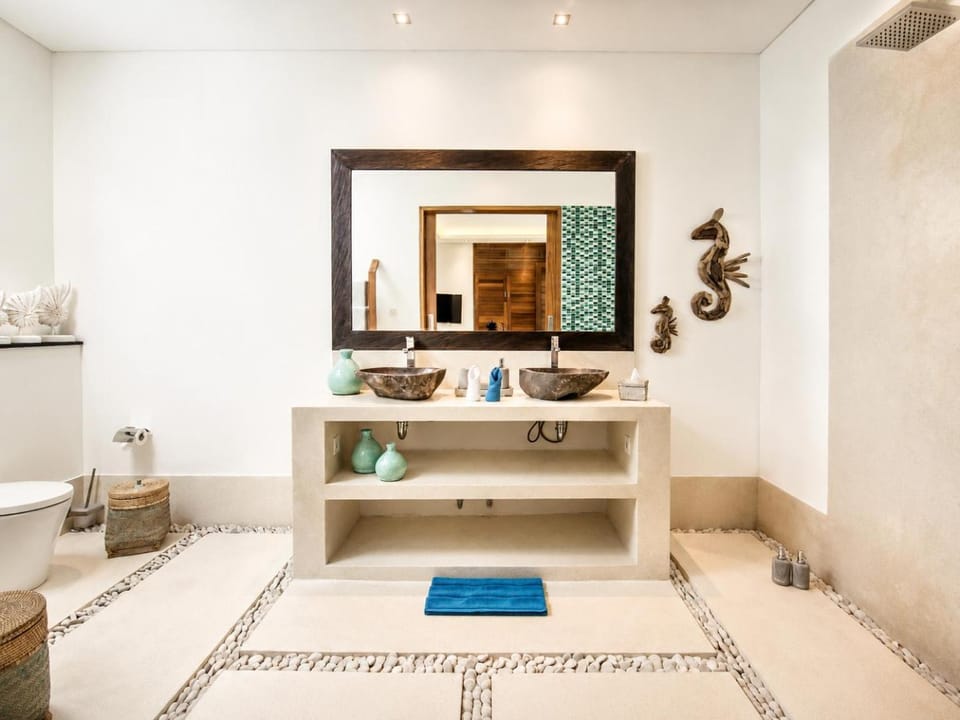 5BR Designer Villa, Walk to Beach, Luxury Leisure Villa in Kuta