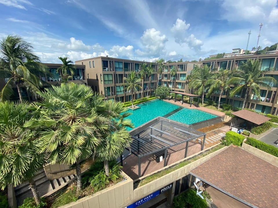 Property building, Day, Pool view, Swimming pool, sunbed