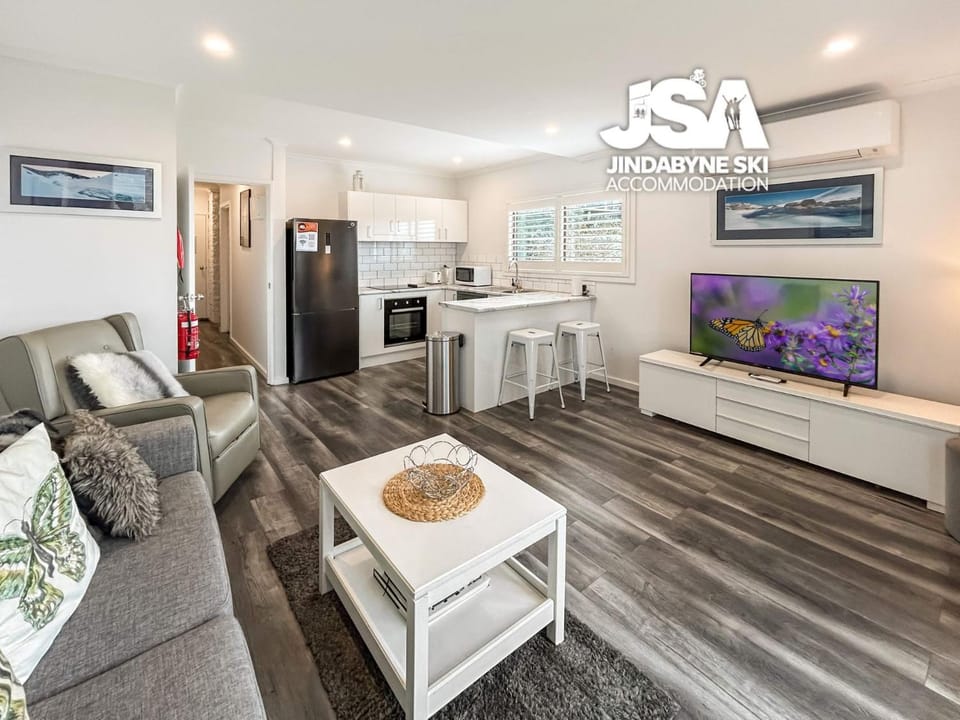 TV and multimedia, Kitchen or kitchenette, Living room, Seating area, Dining area, oven
