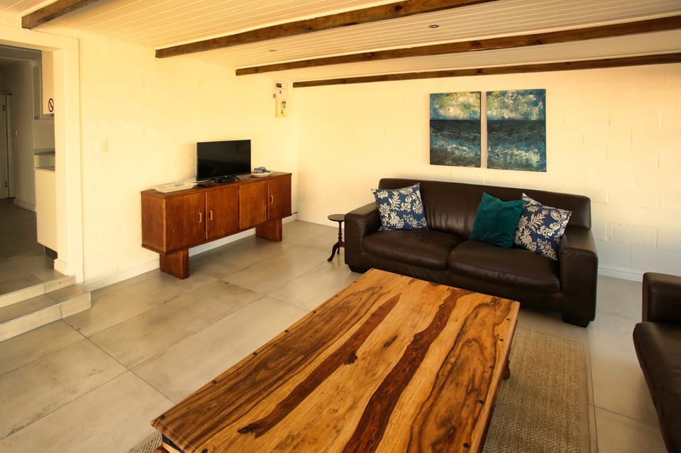 Communal lounge/ TV room, TV and multimedia, Living room, Seating area