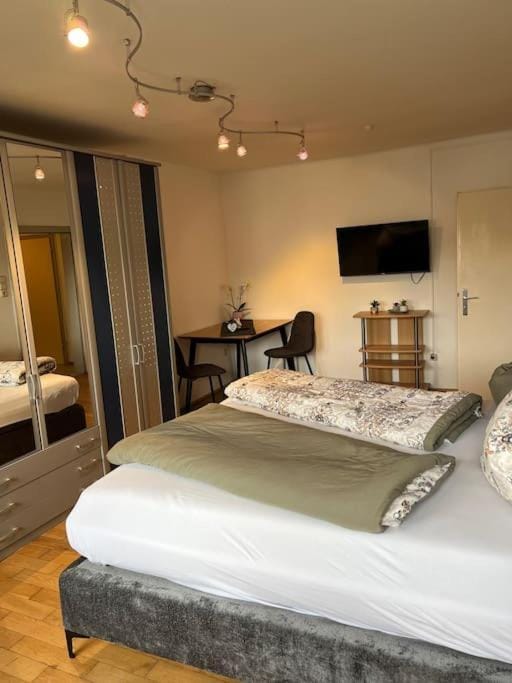 Bed, TV and multimedia, Photo of the whole room, Bedroom