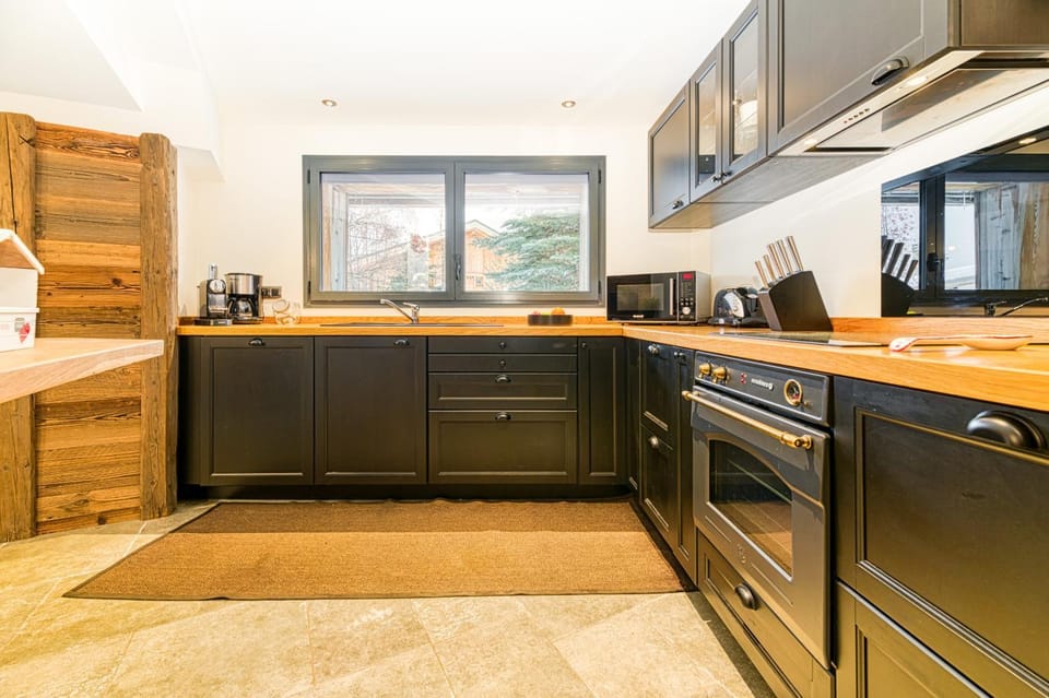 Coffee/tea facilities, Kitchen or kitchenette, dishwasher, oven, stove, toaster
