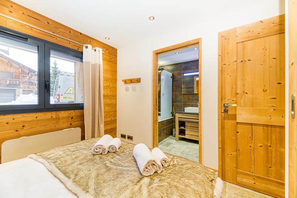 Bed, Bathroom, Photo of the whole room, Bedroom