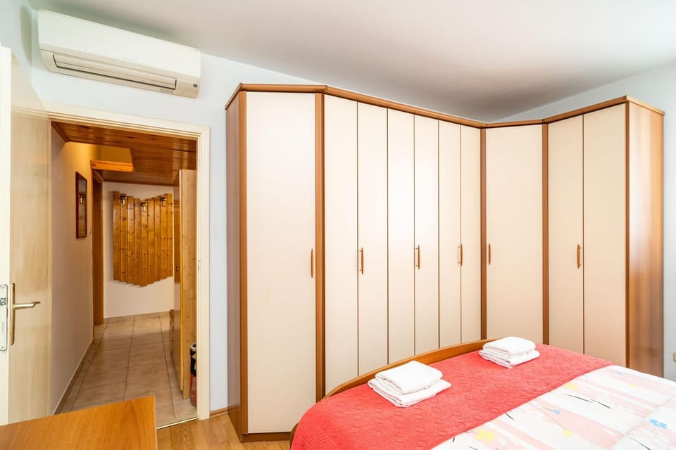 Bed, Photo of the whole room, Bedroom, wardrobe, air conditioner