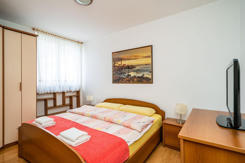 Bed, TV and multimedia, Photo of the whole room, Bedroom, hair dresser