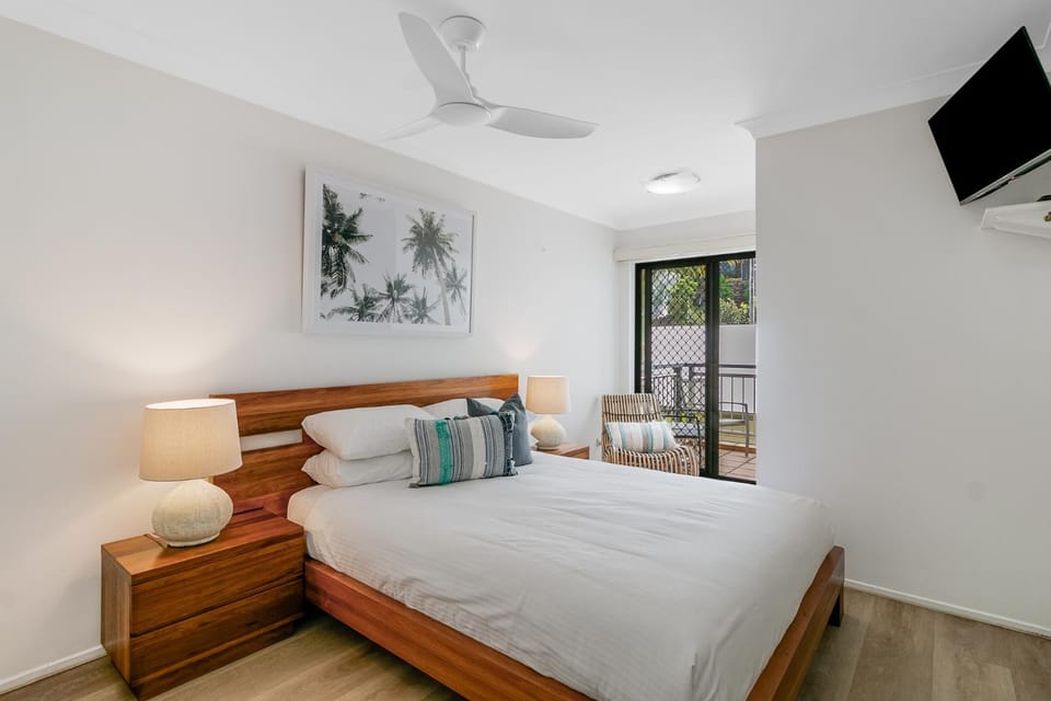 Bed, TV and multimedia, Bedroom, fireplace
