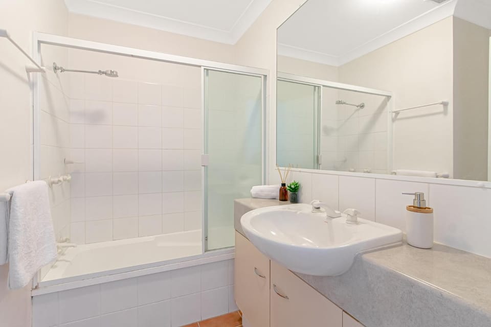 Shower, Bathroom, Bath, towels