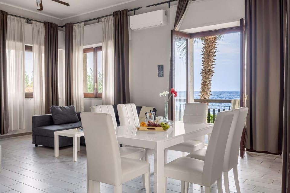 PRAIOLA BEACH HOUSE Apartment in Sicily