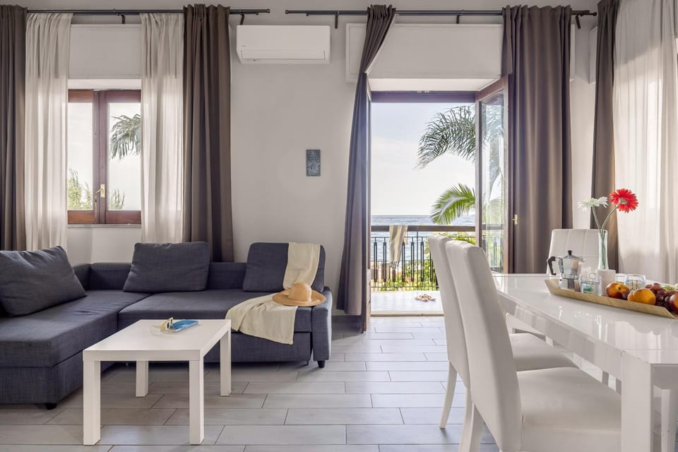 PRAIOLA BEACH HOUSE Apartment in Sicily