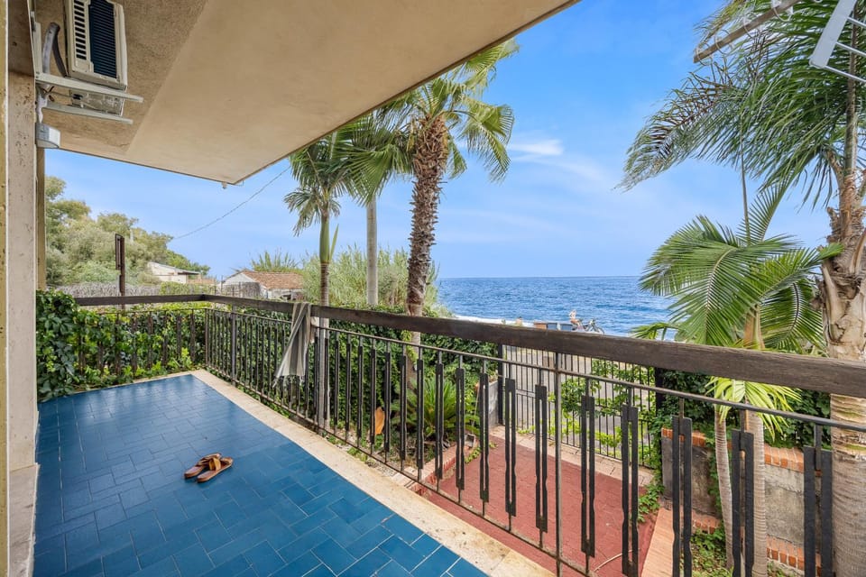 PRAIOLA BEACH HOUSE Apartment in Sicily