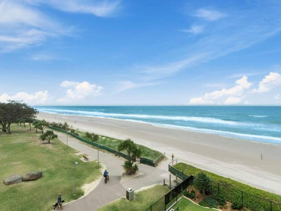GOLDEN SANDS Main Beach Oceanfront Apartment in Main Beach