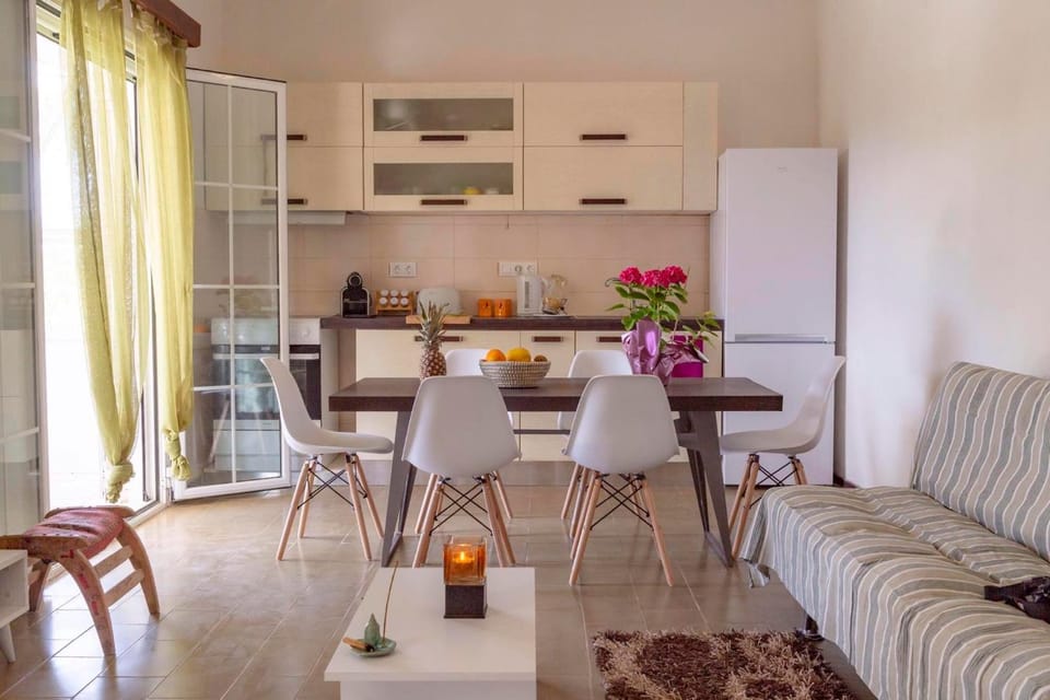 Kitchen or kitchenette, Living room, Dining area, Food
