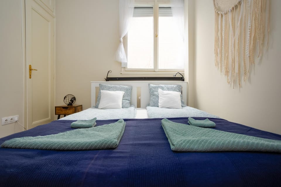 Bed, towels